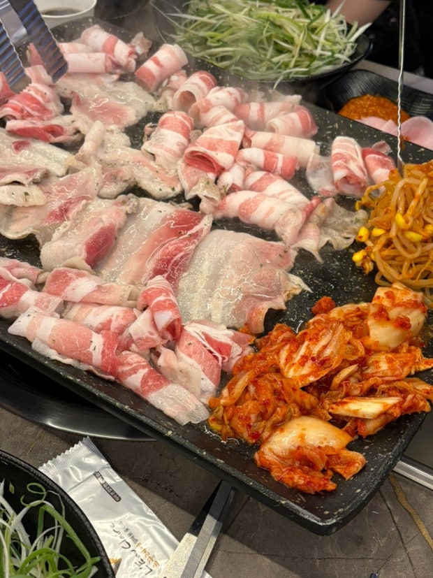 한 상의 풍성함 — 대패와 차돌, 곁들이와 술 한 상