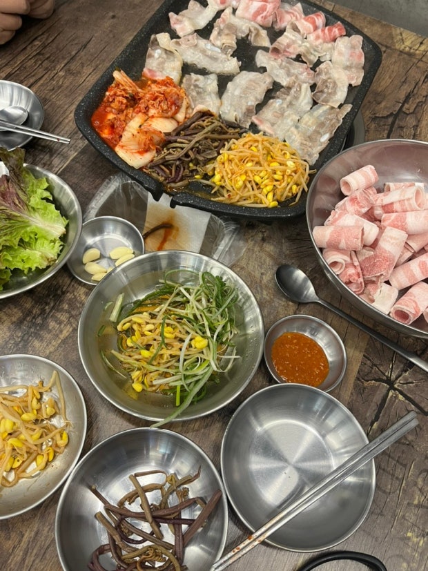 불판 위의 순간 — 대패·차돌·김치·콩나물이 함께 익는 장면